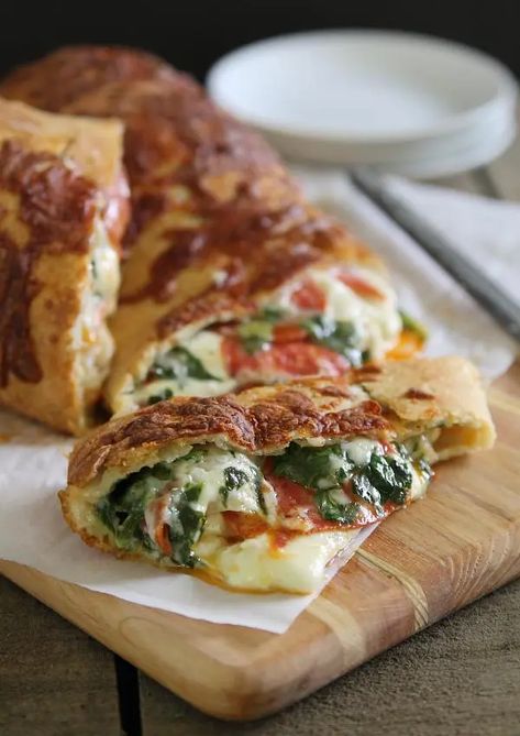 Gooey, cheesy pepperoni and spinach stuffed bread – SheKnows Stuffed Bread, Spinach Cheese, Idee Pasto Sano, I Love Food, Appetizer Snacks, Italian Recipes, Appetizer Recipes, Love Food, Mozzarella