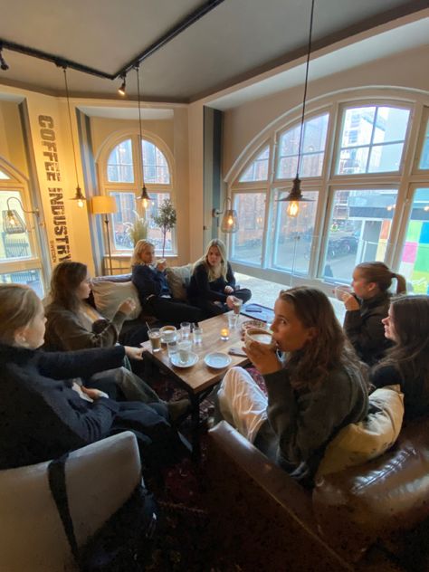 Coffee Meeting Aesthetic, Coffee Dates With Friends Aesthetic, Friends Bonding Aesthetic, Friends In A Coffee Shop, Coffee Shop Friends Aesthetic, Friends Dates Aesthetic, Work Friends Aesthetic, Book Club Aesthetic Friends Group, Social Life Aesthetic Friends