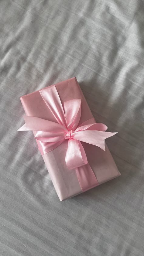 Valentine Aesthetic Gifts, Diy Valentines Wrapping Paper, Simple Valentine’s Day Gifts, Pink Gift Aesthetic, Pink Wrapped Gifts, Pink Wrapping Paper Aesthetic, Valentines Pink Aesthetic, Birthday Gift Wrapping Ideas For Women, Pink Gifts Aesthetic