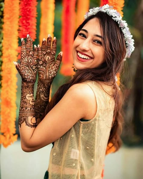 Bridal Mehndi Mehandi Shoot, Mehandi Pose, Mehendi Shoot, Mehendi Pose, Mehandi Poses, Mehendi Photography Bridal, Mehndi Photoshoot, Mehendi Poses, Mehndi Shoot