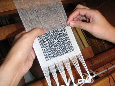 فن النسيج, Hantverk Diy, Needle Weaving, Weaving Loom Diy, Inkle Weaving, Weaving Loom Projects, Card Weaving, Inkle Loom, Weaving Tutorial