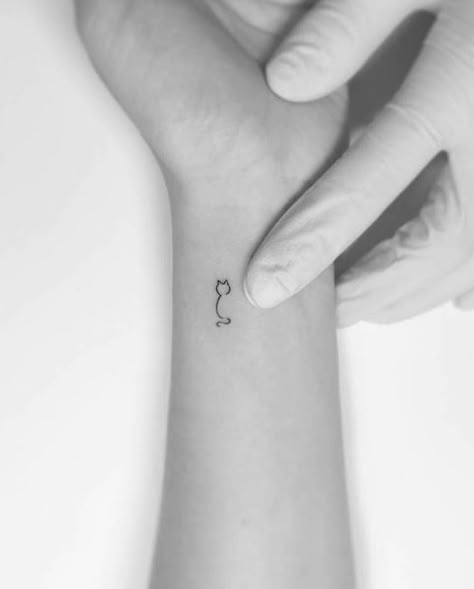 Tiny Cat Tattoo, Minimalist Cat Tattoo, Petite Tattoos, Cat Tattoo Designs, Cute Tiny Tattoos, Cat Tattoos, 강아지 그림, Small Hand Tattoos, Classy Tattoos