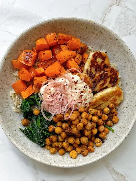 Winter Hot Honey Halloumi Bowl - by Carina Wolff Summer Bowl With Hot Honey Halloumi, Halloumi Rice Bowl, Halloumi Breakfast Recipes, Winter Buddha Bowl, Hot Honey Halloumi, Halloumi Bowl, Honey Halloumi, Colorful Meals, Winter Bowl