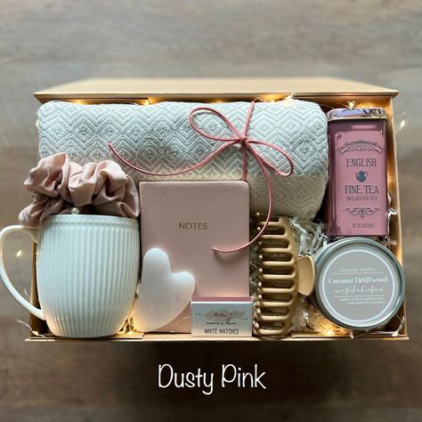 Cozy gift boxes with candles, teas, chocolates, and personalized items for women, mothers, and friends. Hygge Box, Retreat Gifts, Gift Box For Her, Hygge Gifts, Cute Gifts For Friends, Diy Birthday Gifts For Friends, Gift Box Ideas, Gift Box Design, Personalised Gift Boxes