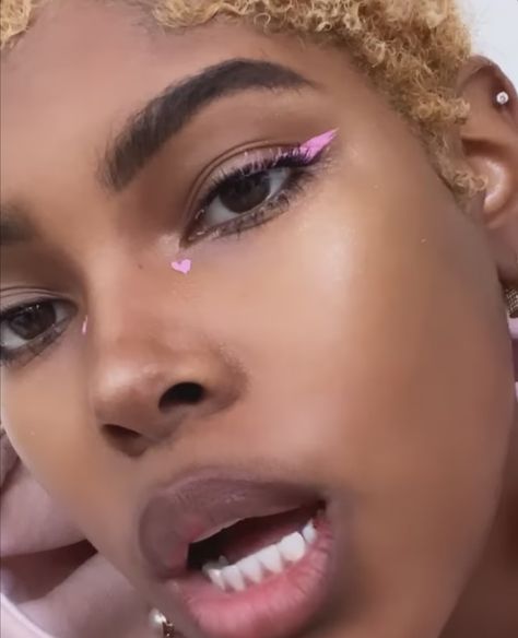 Pink Eyeshadow Looks White Eyeliner, Heart On Nose Makeup, White Eyeliner Makeup Dots, Heart Liner Makeup, Pink And White Eyeliner Looks, Eyeliner With Heart, Under Eyeshadow Looks, Simple Heart Makeup, Colour Eyeliner Looks