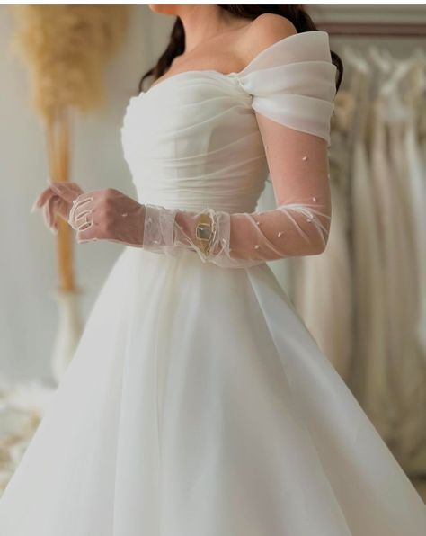 White Bride Dress Simple, Simple Dresses For Wedding, Classy Simple Wedding Dress, Wedding Gown Ideas Classy, Elegant Classy Wedding Dress, Wedding Dress Elegant Classy, Dress Wedding Simple, Wedding Simple Dress, Elegant Winter Dresses