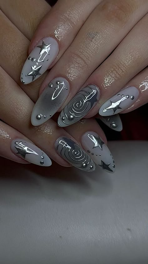 Silver Nail Extension Designs, Grey And Chrome Nails, Futuristic Nail Designs, Chrome Nails With Nail Art, Grey Aesthetic Nails, Black Grad Nails, Silver Abstract Nails, Grey Nails Aesthetic, Grey Aura Nails