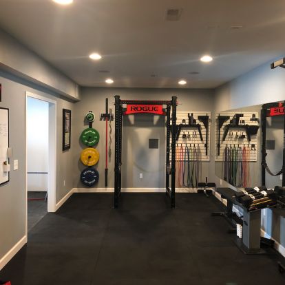 Crossfit Garage Gym, Garage Gyms, Home Made Gym, Home Gym Basement, Dream Home Gym, Home Gym Garage, Workout Room Home, Diy Home Gym, Basement Gym