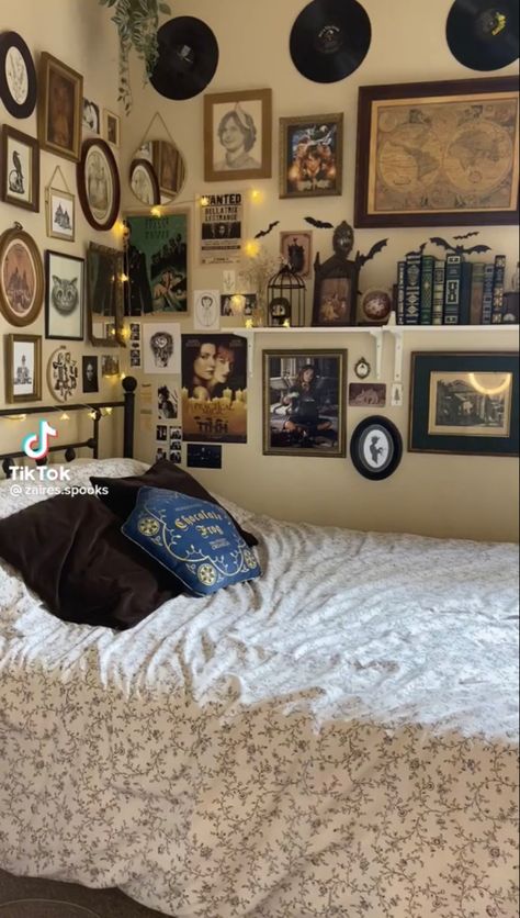 Bedrooms Dark, Dark Academia Room Ideas, Aesthetic Bedrooms, Dorm Room Decor Ideas, Academia Bedroom, Cozy Bedrooms, Retro Bedrooms, Dark Aesthetics, Dorm Room Inspiration