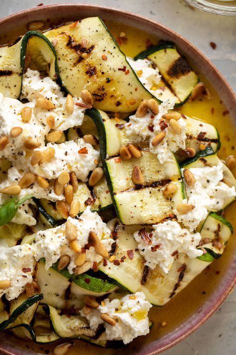 Pasti Fit, Sommer Mad, Zucchini Salad, Easy Zucchini, Grilled Zucchini, Think Food, Zucchini Recipes, Grilled Vegetables, How Sweet Eats