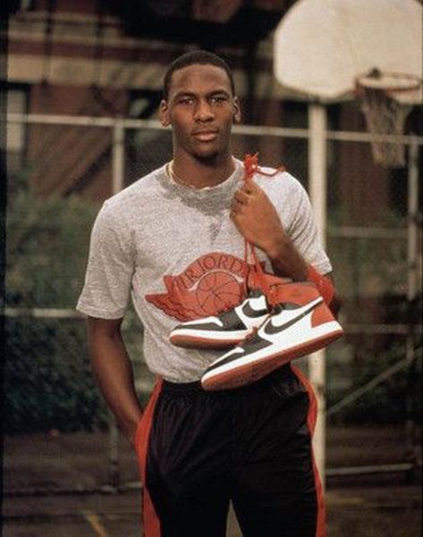 Michael Jordan, Greatest Basketball Player of All Time, is also a '90s Fashion Icon - L'Officiel Jordan 1 Black Toe, Michael Jordan Photos, Jeffrey Jordan, Basket Nba, Michael Jordan Basketball, Jordan 1 Black, Michael Jordan 23, Scottie Pippen, Ball Is Life