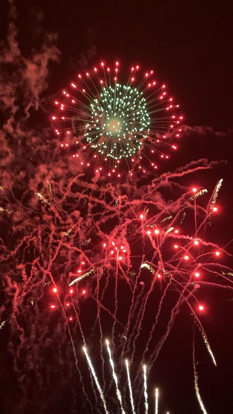 Beautiful fireworks in East sussex Fireworks Video Download, New Year Fireworks Videos, Dipavali Photo, Beautiful Happy New Year Images, Happy New Year Photography, Fireworks Video, Fireworks Pics, Happy New Year Video, New Years Fireworks