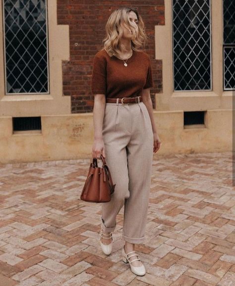 Light Academia Aesthetic Outfit Casual, Business Look Woman, Classy Outfits Work, Uk Outfit Women, Casual Romantic Outfit, How To Style A Sweater, Sofisticated Style, Sarah Mantelin, Romantic Fashion Style