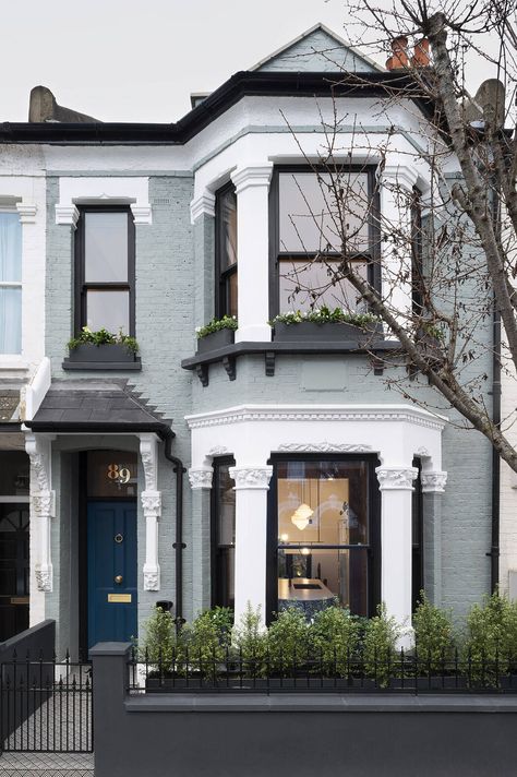 This Victorian terraced house located in London, United Kingdom, has been redesigned and extended in 2020 by Bureau de Change Architects. London House Exterior, Victorian House London, Terrace House Exterior, Victorian Homes Exterior, Victorian Terraced House, Victorian Exterior, Victorian Terrace House, Glass Extension, Edwardian House