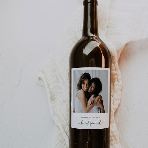 🍾📸 Say "Will You Be My Bridesmaid?" in Style! 💍 Get ready to make your bridesmaid proposals unforgettable with our fun and customizable products! Swipe to see all the unique options you can personalize with photos and custom text. ➡️ ✨ Editable Photo Wine Label: Perfect for a special toast! ✨ Editable Photo Champagne Label: Add a bubbly touch to your proposal! ✨ Editable Photo Card: Create a keepsake they'll cherish forever! Creating your custom proposals is simple and quick: personalize, ... Maid Of Honor Proposal Ideas, Scrunchie Tags, Photo Wine Label, Wine Label Template, Bridesmaid Wine Label, Bridesmaid Proposal Ideas, Bridesmaid Wine, Elegant Candle, Maid Of Honor Proposal