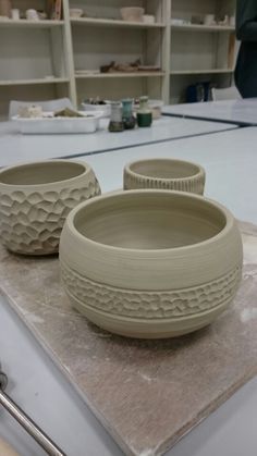 Ceramics Bowls Designs, Pottery Carving, Clay Bowls, Ceramics Pottery Bowls, Pottery Patterns, Beginner Pottery, Ceramic Texture, Easter Decorations Ideas, Tanah Liat