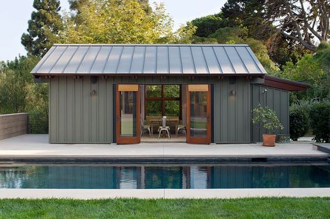 Smart modern pool house in steely gray [Design: KAA Design] Backyard Pool House, Country Pool, Pool House Design, Modern Pool House, Wood Siding Exterior, Plan Garage, Ranch House Designs, Pool House Designs, Pool House Plans