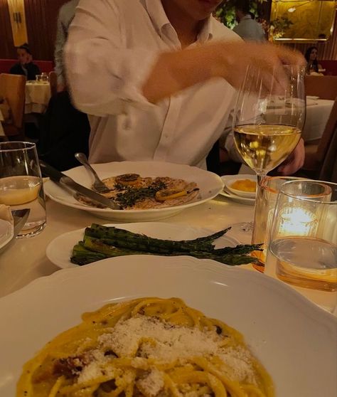 Dinner Date Aesthetic, Couples Dinner, Dinner Today, Date Dinner, Romantic Dinners, Dream Board, Italian Restaurant, Couple Aesthetic, Couple Pictures