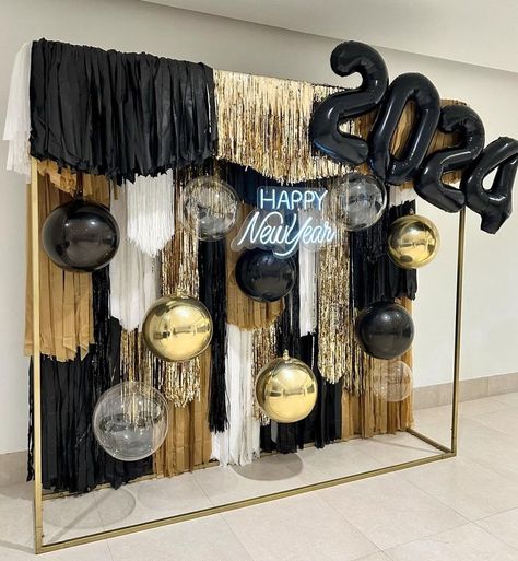 Easy New Year Decorations, New Year’s Eve Balloon Backdrop, New Year’s Eve Balloon Decor, New Year's Eve Pictures, Nye Backdrop Diy, New Years Balloon Drop, New Years Eve Party Ideas Decorations Photo Backdrops, New Year’s Eve Backdrop, Brown Decorations Party