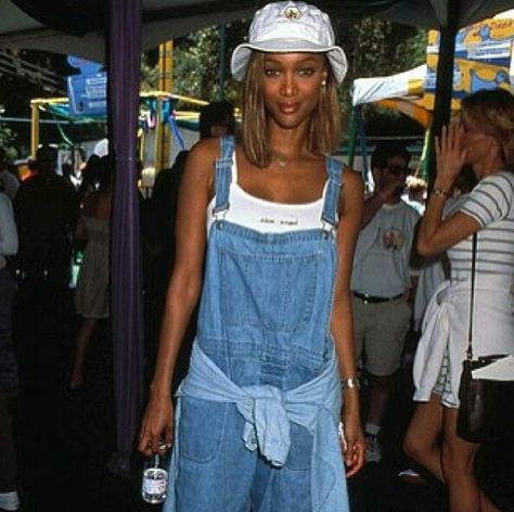 tyra banks 90s Overalls Outfit, Black Overalls Outfit, 90s Overalls, Overalls 90s, Baggy Overalls, Fashion Guys, Bucket Hat Outfit, 90s Fashion Women, 90s Inspired Outfits