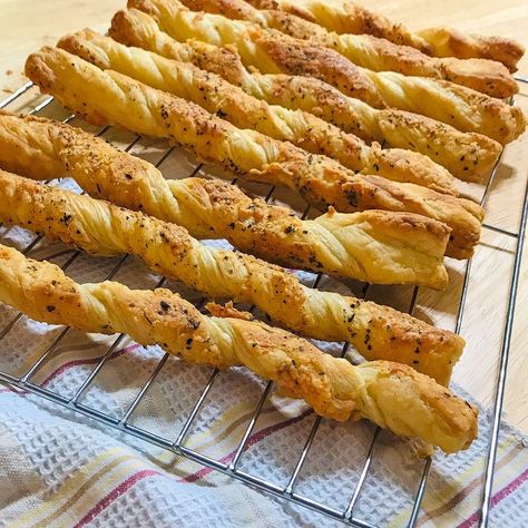 Cheese Sticks Recipe, Cheese Bread Sticks, Cheese Twists, Cheese Stick, Cooking Herbs, Cheese Puff Pastry, Bread Sticks, 2024 Recipes, Puff Pastry Dough