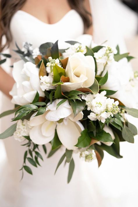 Bridal Bouquet Magnolia, Magnolia Wedding Bouquet, Magnolias Wedding Bouquet, Magnolia Wedding Flowers, Magnolia Bouquet, Wedding Bouquets Ideas, Bouquets Ideas, Magnolia Wedding, Spring Wedding Bouquet