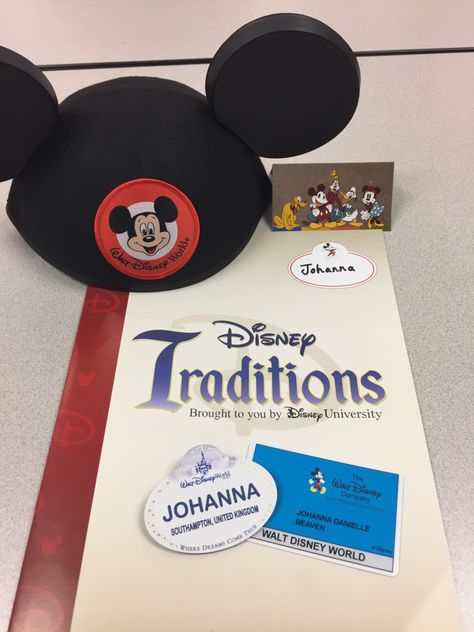 Easy Disney Crafts, Crafts To Sell Ideas, Disney Careers, Disney World Cast Member, Disney University, Disney College, Disney College Program, Disney Cast Member, Tema Disney