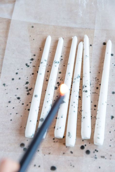 Diy Dipped Candles, Painting Candles With Wax Diy, Diy Candle Plate, Easy Candle Painting Ideas, Paint Taper Candles Diy, Painting On Candles Easy Diy, How To Paint Candles Diy, Candle Painting Tutorial, Easy Candle Painting