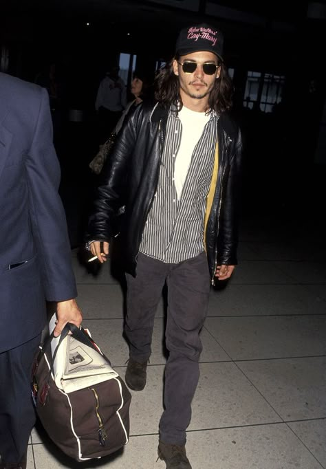 Le style Nineties de Johnny Depp 7 90s Mens Fashion Grunge, Mens Airport Style, Johnny Depp 90s, Grunge Outfits Men, Johnny Depp Style, Estilo Hipster, 90s Fashion Men, 90s Men