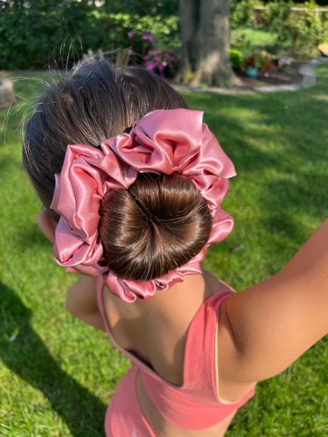 Scrunchie Bun Hairstyles, Scrunchy Business, Fabric For Scrunchies, Hair Scrunchie Hairstyles, Bun With Scrunchie, Hairstyles With Scrunchies, African Print Skirt Ankara Styles, Ballet Buns, Scrunchie Business