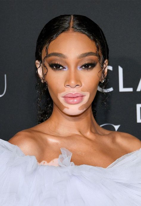 The 16 Best Celeb Beauty Looks of the Week #winnieharlow Winnie Harlow Makeup, Brown Matte Lipstick, Faux Freckles, Red Carpet Hair, Cat Eyeliner, Winnie Harlow, Spiral Curls, Old Hollywood Glam, Beauty Looks