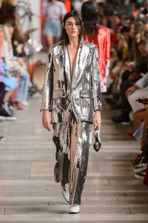 Silver Couture, 2018 Fashion Trends, Fashion Studies, Sparkle Outfit, Ny Outfits, Runway Outfits, Chrome Silver, Luxury Wear, Spring Fashion Trends