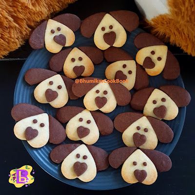 Cookies For Puppies, Dog Shaped Food, Decorated Dog Cookies For Dogs, Dog Shaped Cookies, Animal Shaped Cookies, Puppy Shaped Cookies, Paw Shaped Cookies, Dog Cookies Decorated, Paw Print Cookies