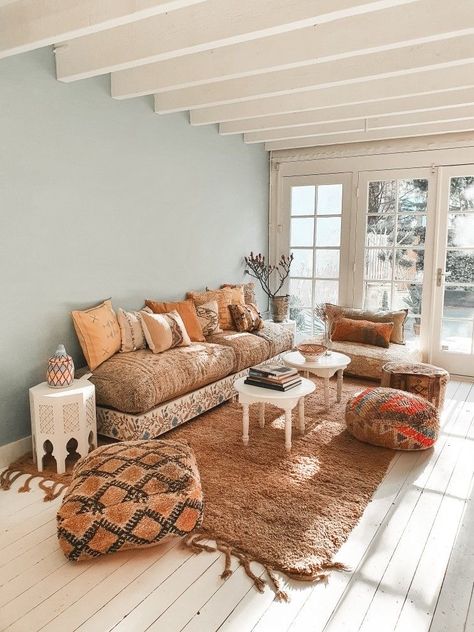 Living Room Moroccan Style, Moroccan Couch, Moroccan Inspired Living Room, Modern Moroccan Living Room, Moroccan Seating, Modern Moroccan Interior Design, Moroccan Style Interior Design, Moroccan Style Bedroom, Moroccan Style Living Room