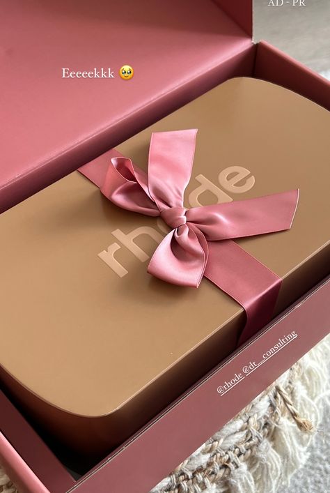 Pr Gifts Aesthetic, Rhode Pr Package, Aesthetic Makeup Packaging, Luxury Pr Package, Pr Boxes Aesthetic, Rhode Packaging, Influencer Pr Package, Pr Boxes Ideas, Pr Packages Aesthetic