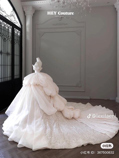 Hey Couture, Layered Wedding Dresses, Fluffy Wedding Dress, Extravagant Wedding Dresses, Black And White Wedding Theme, Fairytale Gown, Wedding Dresses Princess Ballgown, Extravagant Wedding, White Wedding Theme