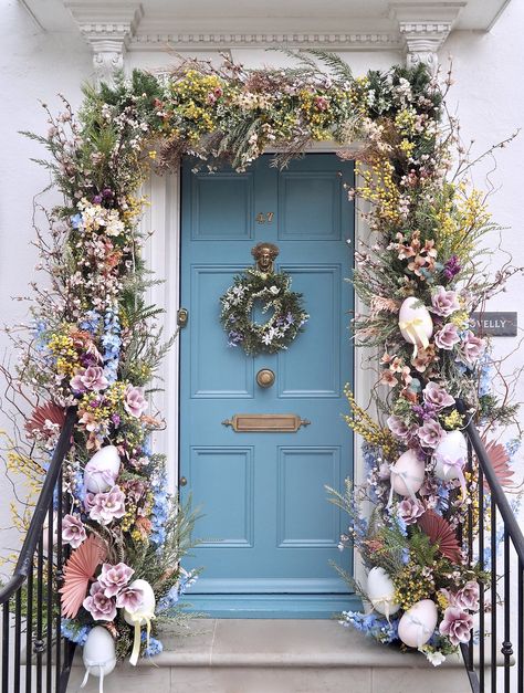 Easter Decoration Idea: Faux Flower Spring Doorscaping — MELANIE LISSACK INTERIORS. Easter door decor. Outdoor Easter and spring decoration ideas. Front door seasonal decor. Floral installation. Easter Hosting Ideas, Easter Hosting, Easter Front Porch Decor, Easter Home Decor Ideas, Easter Front Porch, Easter Porch Decor, Easter Porch, Easter Front Door, Easter Outdoor