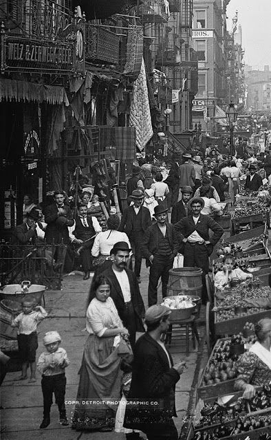 RETRO KIMMER'S BLOG: THE GILDED AGE: RICH MAN POOR MAN 1866-1900 Don Vito Corleone, Nyc History, Mulberry Street, New York Vintage, Street New York, History Photos, Vintage New York, Little Italy, Photo Vintage