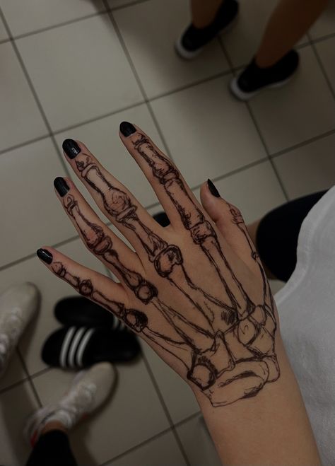 Skeleton Hand Drawing, Skeleton Hands Drawing, Tattoo Main, Skeleton Drawings, Pretty Hand Tattoos, Pen Tattoo, Sharpie Tattoos, Hand Doodles, Skeleton Hand Tattoo