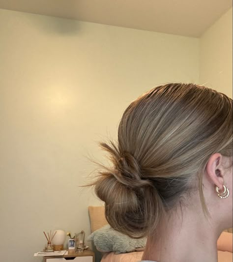 Messy low bun inspo easy and wuick Curtain Bangs With Low Bun, Blond Messy Bun, Neat Messy Bun, Low Bun Aesthetic, Messy Bun Medium Length Hair, Short Hair Bun Tutorial, Low Bun Messy, Messy Bun Low, Cute Low Bun