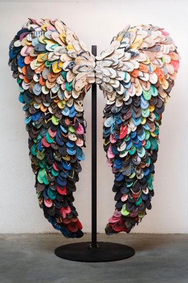 ART: Alfredo and Isabel Aquilizan's Last Flight, 2009, used slippers and metal stand, 107.3 x 77.2 inches/275 x 198 cm | contemporary art | modern art | original artwork | Filipino art | Filipino artists Flip Flop Art, Hantverk Diy, Folding Origami, Trash Art, Charcoal Drawings, Wow Art, Recycled Art, Sculpture Installation, Land Art