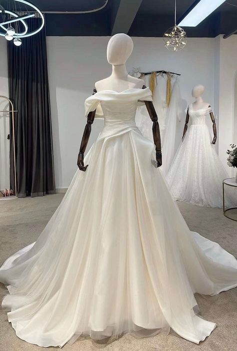 Mannequin With Dress, Satin Wedding Dress Aline, Corset Tulle Wedding Dress, Wedding Dresses On Mannequins, Wedding Dress Tips, Satin Wedding Dress Off The Shoulder, Off The Shoulder Wedding Dress Ball Gown, Wedding Dresses For Dancing, 80s Inspired Wedding Dresses