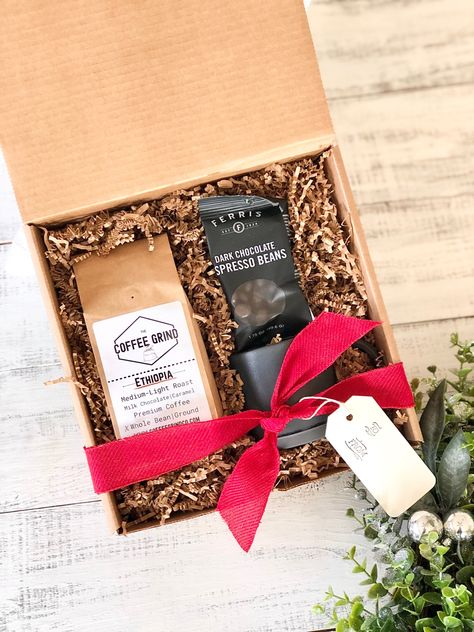 Coffee Hampers, Yeti Mug, Coffee Factory, Coffee Gift Set, Coffee Gift Ideas, Box Regalo, Gift Set Ideas, Chocolate Covered Coffee Beans, Gift Bags For Boyfriend