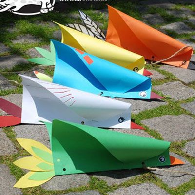 This super fun flying bird kite ( wind toy ) is a super easy spring or summer craft idea for kids , and it grants hours of fun! You can wave them around and watch the pretty paper birds fly ! This DIY is suitable for kids of all ages, and you won't need expensive craft materials to create some only a few sheets of colorful paper and some kind of thread. This super easy and frugal paper bird kite is a great craft for spicing up boring summer afternoons. You can use any type of paper ( or anothe Diy Kite, Kites Craft, Bird Kite, Kites For Kids, Kite Making, Paper Birds, Bird Crafts, Spring Activities, Crafts For Kids To Make