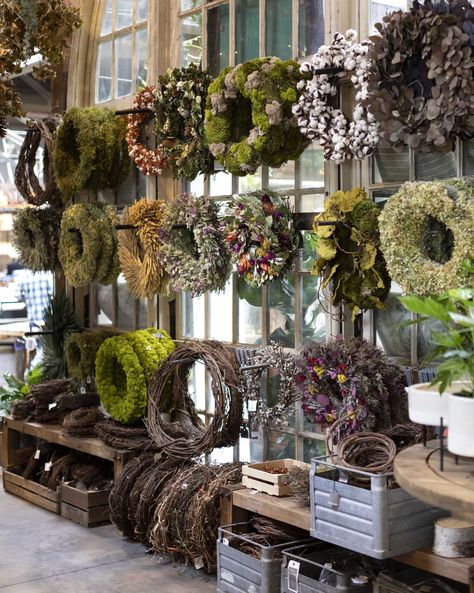 متحف فني, Flower Shop Interiors, Flower Shop Decor, Flower Shop Design, Florist Shop, Floral Shop, Deco Floral, Store Displays, Garden Shop