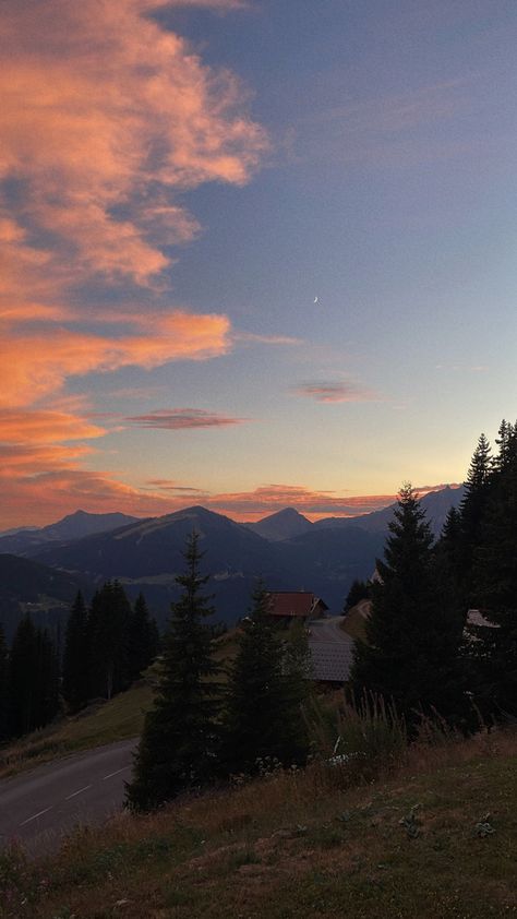 Moon Sunset, Alps Mountains, Aesthetic Hiking, Hapkido, Mountain Sunset, Pretty Landscapes, Sunset Nature, Sunset Aesthetic, Pretty Sky