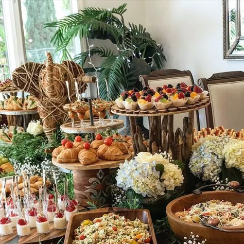 Appetizer Display Wedding, Christmas Party Catering, Holiday Party Buffet Table, Thanksgiving Food Buffet Setup, Grazing Table Decor Ideas, Holiday Buffet Table, Christmas Party Food Setup Display, Christmas Buffet Display, Thanksgiving Catering Ideas