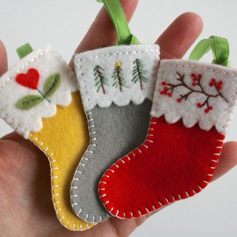 Diy Felt Christmas Ornaments, Felt Christmas Stockings, Christmas Sewing Projects, Felt Owls, Felt Crafts Christmas, Felt Crafts Diy, Felt Christmas Decorations, Felt Christmas Ornaments, Christmas Ornament Crafts