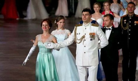 What Not to Wear to a Military Ball? - Best Hint for You Air Force Ball Dress, Army Ball Gowns, Military Ball Dresses Marines, Military Ball Dresses Jrotc High School, Military Ball Hairstyles, Ball Gowns Vintage, Navy Ball, Marine Corps Ball, Military Ball Dress