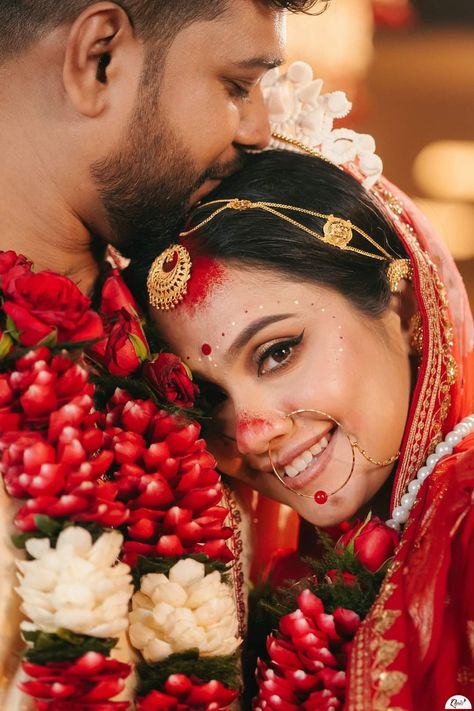 After Marriage Photoshoot Indian, Couple Poses For Marriage, Indian Wedding Picture Ideas, Bengali Wedding Poses, Bengali Wedding Photoshoot, Bengali Reception Couple Shoot, Bridal Photography Poses Couple, Bengali Wedding Aesthetic, Bengali Bride Traditional Look